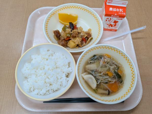 752キロカロリー、白飯、牛乳、黒酢の酢豚、水餃子スープ、オレンジ