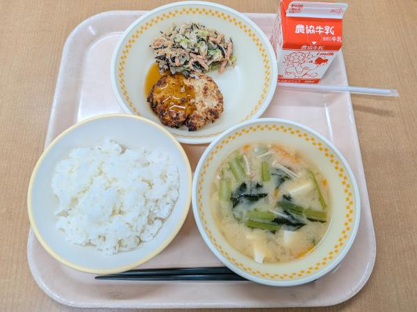 769キロカロリー、白飯、牛乳、てりやきハンバーガー、ひじきサラダ、豆腐と小松菜のみそ汁