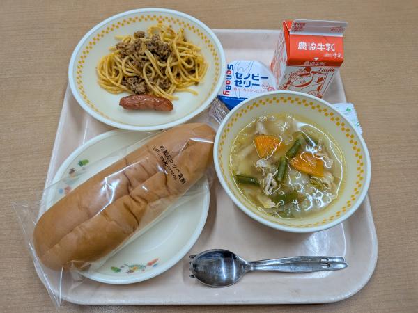 758キロカロリー、セルフドック(コッペパン)、牛乳、ウインナー、ミートソーススパゲティ、ポトフ、セノビーゼリー