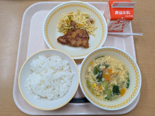 887キロカロリー、白飯、牛乳、豚肉のガリバタ揚げ、塩焼きそば、中華風コーン卵スープ