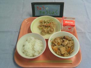 665キロカロリー、ごはん、ぎゅうにゅう、シューマイ、バンバンジージャジャンどうふ
