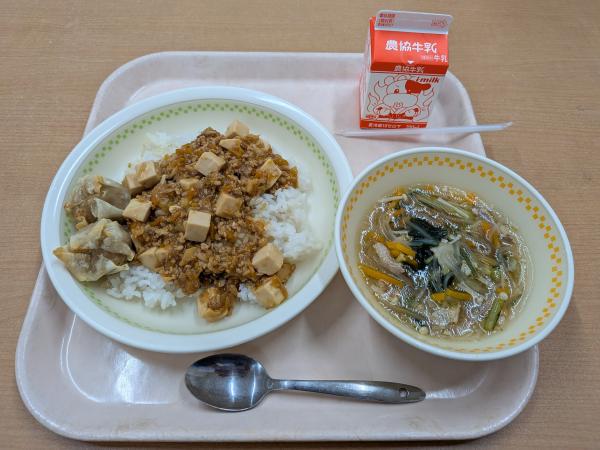 834キロカロリー、麦飯、牛乳、マーボー丼、シュウマイ、春雨スープ