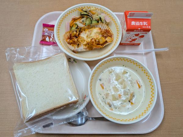797キロカロリー、食パン、牛乳、豆腐のミートグラタン、アーモンドとじゃこのサラダ、米粉のクラムチャウダー、ミックスジャム