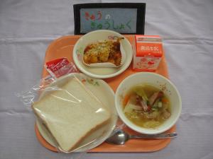 628キロカロリー、しょくパン、ぎゅうにゅう、ポテトミートグラタン、キャベツのスープに、いちごジャム