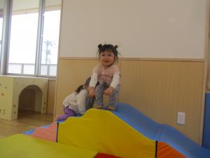 高い所からジャンプをする２歳児