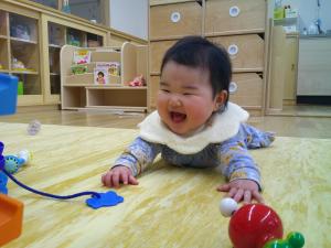 近くにある玩具を見てご機嫌な０歳児