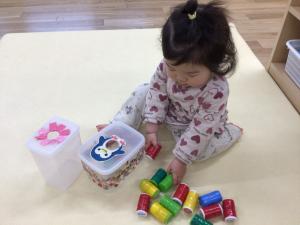 ポットン落としに興味をもつ１歳児