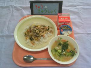 647キロカロリー、むぎごはん、ぎゅうにゅう、いためビビンバ、みそワンタンスープ、クリームヨーグルト