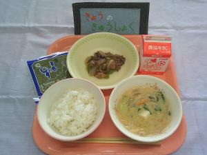 626キロカロリー、ごはん、ぎゅうにゅう、やきにくてまき、とうにゅうごまたんたんスープ、てまきのり