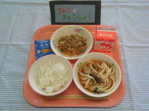 605キロカロリー、ごはん、ぎゅうにゅう、ぶたキムチ、ひやしうどん、おさかなふりかけ