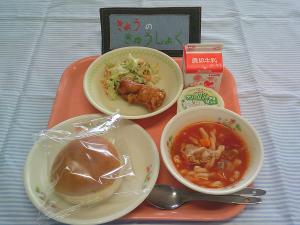 600キロカロリー、セルフバーガー、ぎゅうにゅう、てりやきチキン、コールスローサラダ、マカロニトマトスープ、メロンクリームソーダふうゼリー