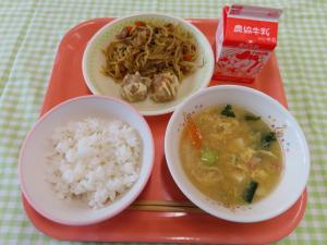 637キロカロリー、ごはん、ぎゅうにゅう、シュウマイ、やきそば、コーンたまごスープ
