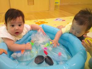 ウオーターマットの感触を楽しんでいる０歳児