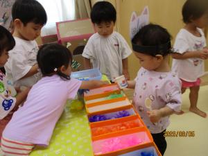 かき氷屋さんを楽しむ1歳児と2歳児