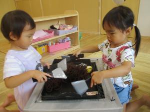 焼きそばを作る2歳児