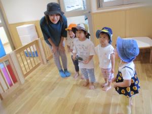 給食室に夏野菜を持っていく２歳児