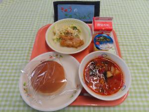 600キロカロリー、セルフバーガー、ぎゅうにゅう、てりやきチキン、タルタルサラダ、アルファベットトマトスープ、ソフトクリームヨーグルト