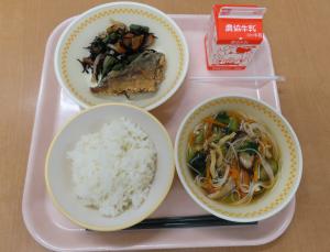 782キロカロリー、白飯、牛乳、さばのから揚げ、ひじきの炒め煮、冷しそうめん