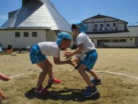 5歳児　園庭で元気におすもうをしたよ