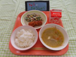 627キロカロリー、ごはん、ぎゅうにゅう、ちくわチーズフライ、ひじきサラダ、みそけんちんじる