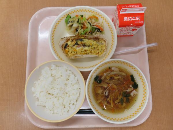 724キロカロリー、白飯、牛乳、鮭の辛子マヨネーズやき、糸かまぼこと野菜の和え物、沢煮椀