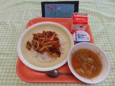 669キロカロリー、むぎごはん、ぎゅうにゅう、チンジャオロースーどん、すいぎょうざのスープ、セノビーゼリー