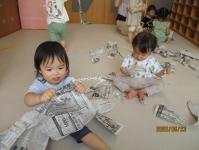 １歳児　新聞紙遊び