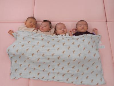 4人