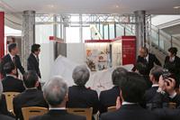 除幕の瞬間の画像