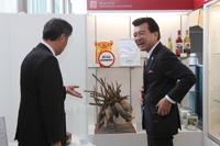 コーナーに足を踏み入れ、談話する粟市長と早川議長の画像