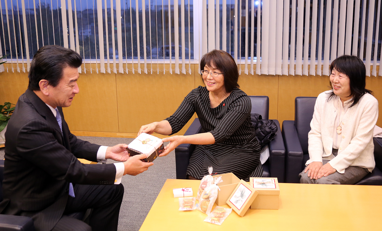 粟市長にクッキーを初披露の画像