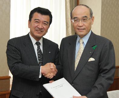 野々市町を野々市市とする申請書提出のようすの画像1
